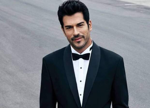 Турецкий актер Бурак Озчивит поделился нежным кадром с семьей: есть повод