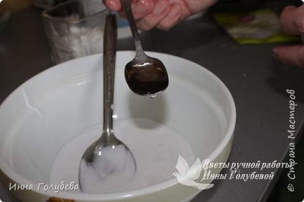 Девочки,по многочисленным просьбам))) Может ничего нового и не открою,но надеюсь кому-то и пригодится. Фарфор готовлю в микроволнвке.Состав:дисперсия пластифицированная полстакана+клей пва полстакана+ст.л.глицерина+ст.л вазелиного масла+ст. л детского масла джонсонс беби+ч.л лимонной кислоты.Сначало все это перемешали и добавляем стакан кукурузного крахиала,все тщательно перемешать.А потом в микроволновке,сначало 2раза по 40сек,затем по 30 сек,каждый раз тщательно перемешиваем фарфор,я всегда смотрю и время доваривания регулирую по состоянию фарфора.Так как использую дисперсию(в ней много пластификатора)здесь главное не переварить,а то зарезиниться.Варю до состояния легкой липкости,потом смазываю руки кремом и вымешиваю,липкость уходит,фарфор становиться однородным и одновременно мягким и упругим.Этот фарфор лвчше немного недоварить,я если недовариваю,то потом беру кусочек,который мне нужен для работы и подсушиваю его феном.При работе он достаочно долго не сохнет,чтобы торопиться с лепкой,в готовом изделии за сутки высыхает.Готовые цветочки не хрупкие,даже немного лепесточки гнутся(в теплом и влажном помещении так будет всегда).Если что -то непонятно,спрашивайте.Удачи вам! Дальше немного подробнее буду описывать. Фото ингридиентов в самом низу. фото 3