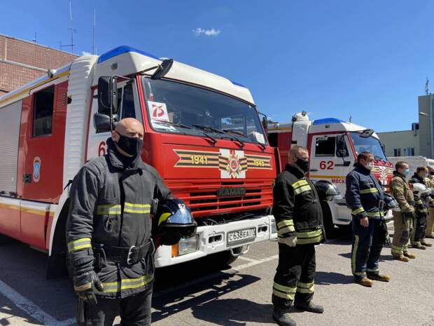 Пожарные ЮВАО почтили память павших в Великой Отечественной войне