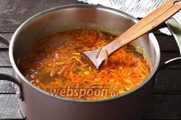 В кастрюлю выложить зажарку из лука и моркови, промытый рис. Готовить 5 минут. Добавить 2 лавровых листа, перец (3 горошины), приправить по вкусу солью. Готовить до готовности риса.