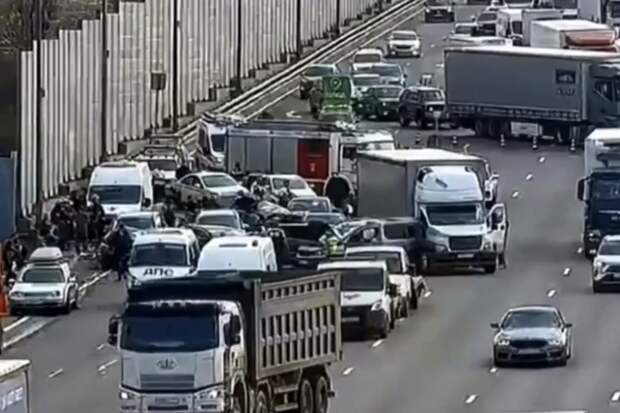 Дептранс: попавший в аварию на МКАД грузовик имел перевес в 15 тонн