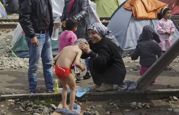 Сирийская беженка моет новорожденного в луже… Снимок, облетевший весь мир! (ФОТО)