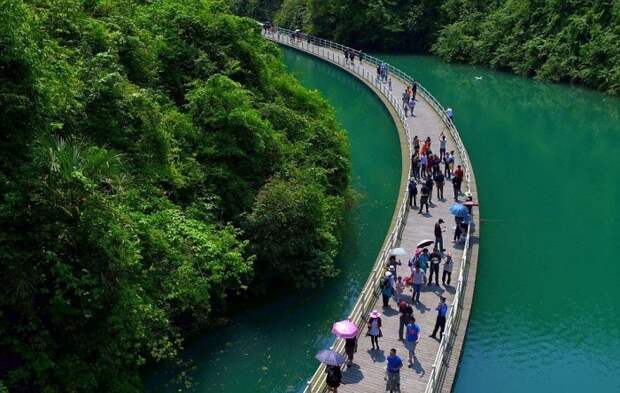 Необычная прогулочная аллея в Китае, построенная по течению реки