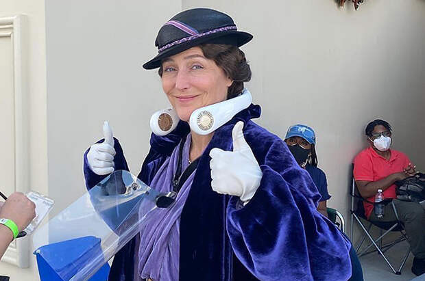 Off-duty: Джиллиан Андерсон на съемках сериала "Первая леди"