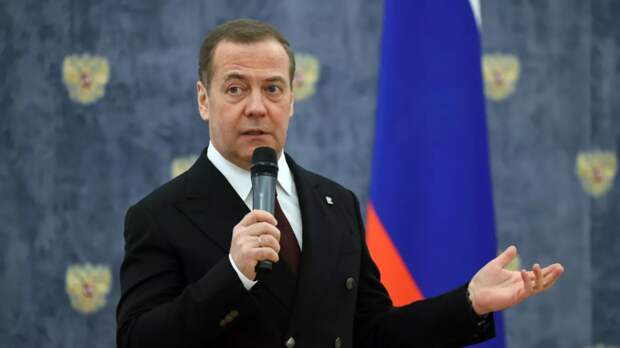 Медведев: Россия ответит на возможное введение войск Запада на Украину