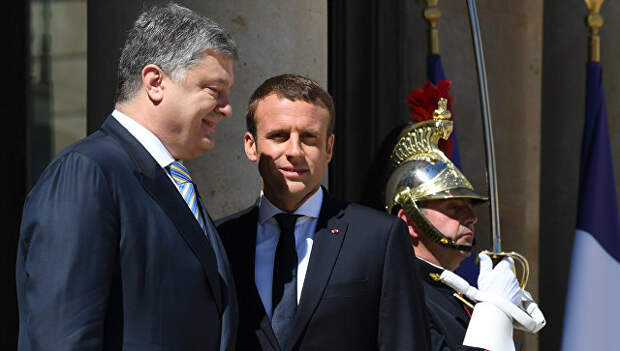 Президент Франции Эммануэль Макрон и президент Украины Петр Порошенко перед встречей в Елисейском дворце в Париже