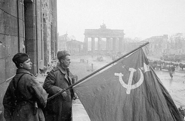 Советские военные — рядовой и лейтенант — со знаменем в Берлине на фоне Бранденбургских ворот. Великая Отечественная война, СССР, Солдаты моей страны
