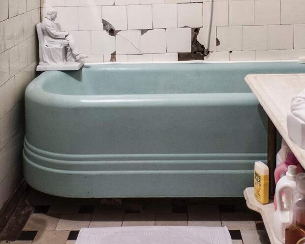 Вот такая уникальная ванна обнаружена в одной из коммунальных квартир
