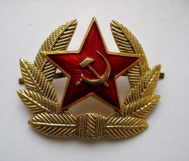 Кокарда на фуражку солдат и сержантов СА по образцу 1969 года. На пилотке по-прежнему звезда. С 1972 года такая же кокарда заменит звезду на зимней шапке.