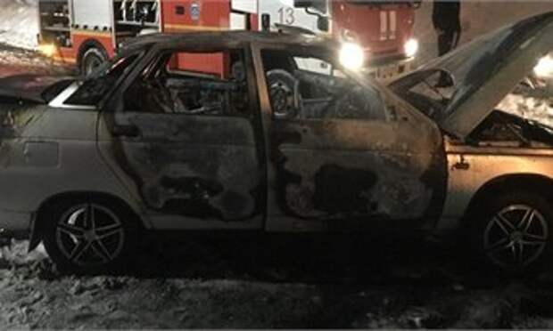 В Череповце в центре города загорелся автомобиль