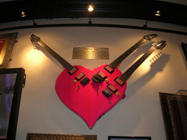 Картинки по запросу Гитара «Ibanez Triple Neck Heart Guitar»