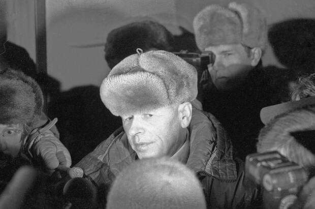 Сахаров во время своего возвращения из Горького в Москву, 1986 г.