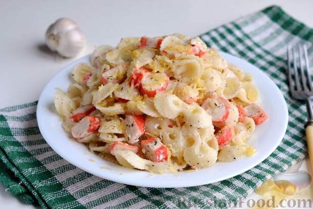 Фото к рецепту: Макароны с крабовыми палочками, сметаной и чесноком