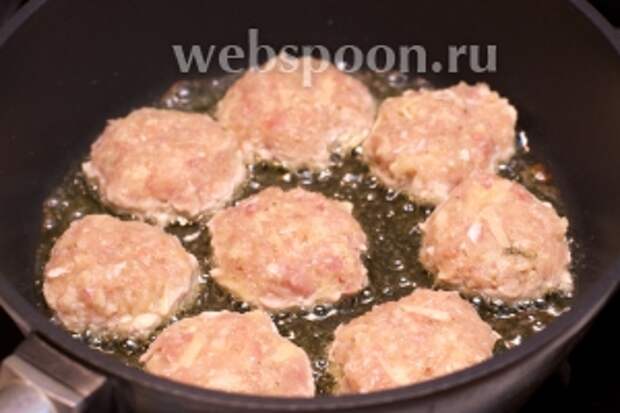 Разогреть растительное масло, сформировать котлеты и выложить на сковороду.