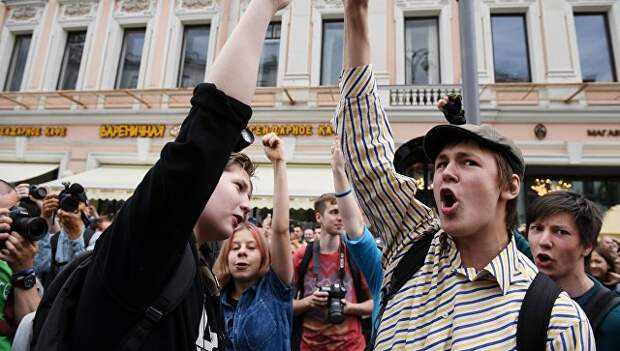 Молодые люди на Тверской улице в Москве во время несанкционированной акции