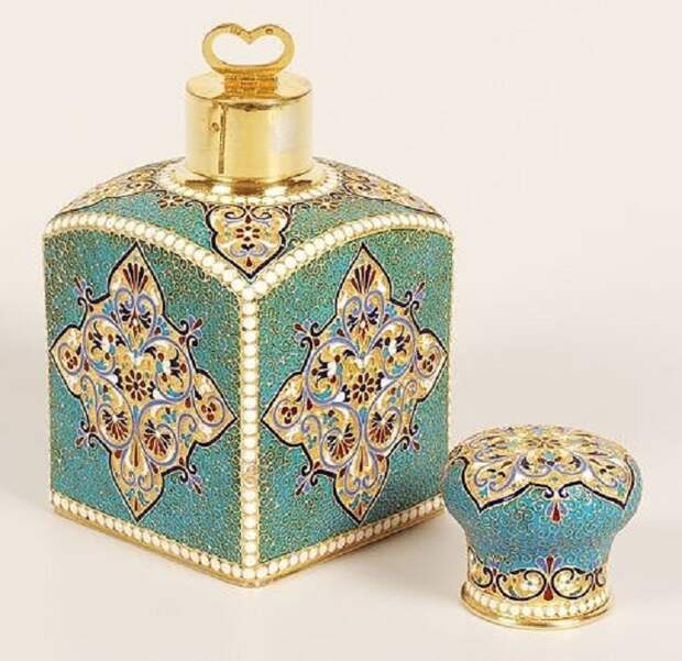 Серебряная Чайница с позолотой и эмалью. 1894 г. Серебряная Чайница с позолотой и эмалью. 1894 г.