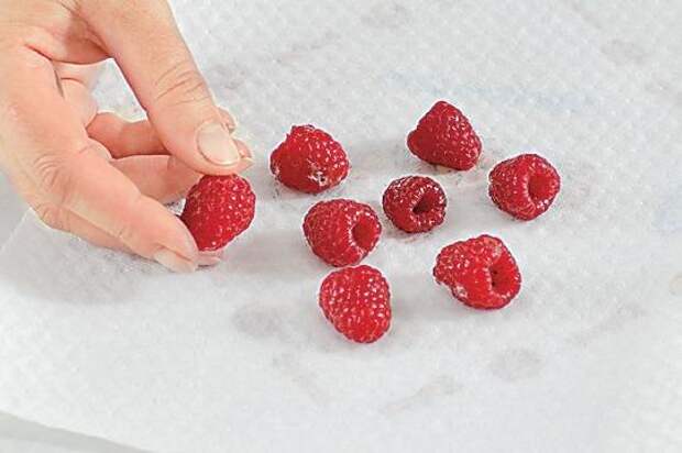 Перед украшением торта ягоды вымыть и обсушить на бумажном полотенце. Фото: Burda Media
