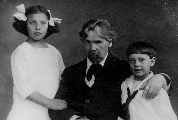 Василий Иванович Суриков с внуками - Наташей и Мишей Кончаловскими.  