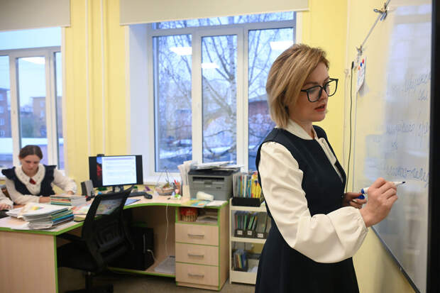 Депутат Миронов призвал платить учителям 13-ю зарплату