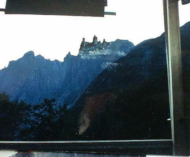 Кадр с замком на фоне горы. | Фото: Pikabu.