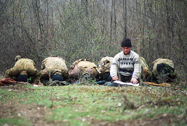 Лагерь чеченских вооруженных формирований в горах. Чечня, март 1995 года