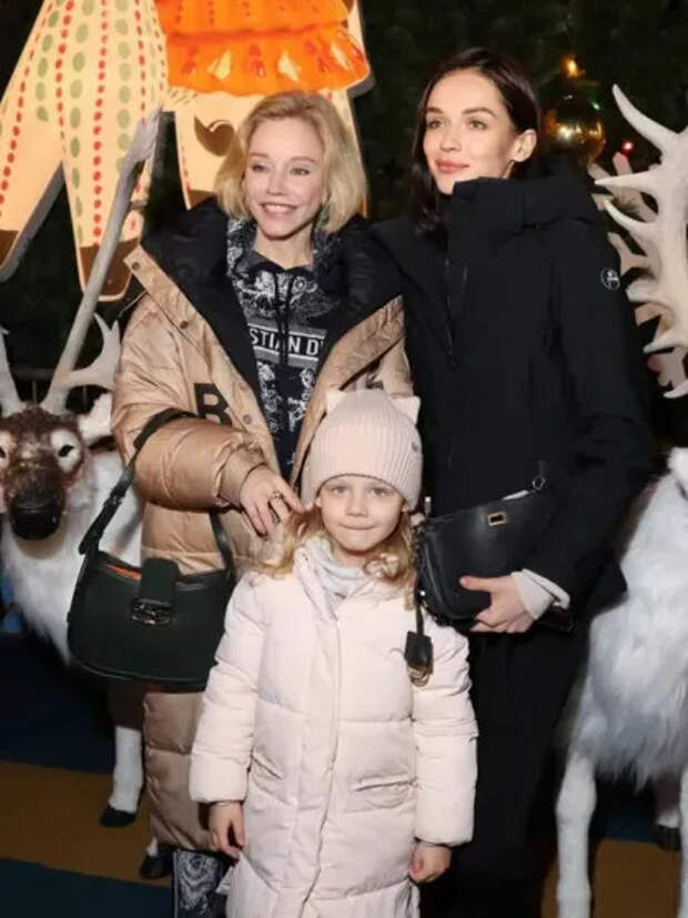 Марина Зудина и Софья Синицына с дочерью Мией