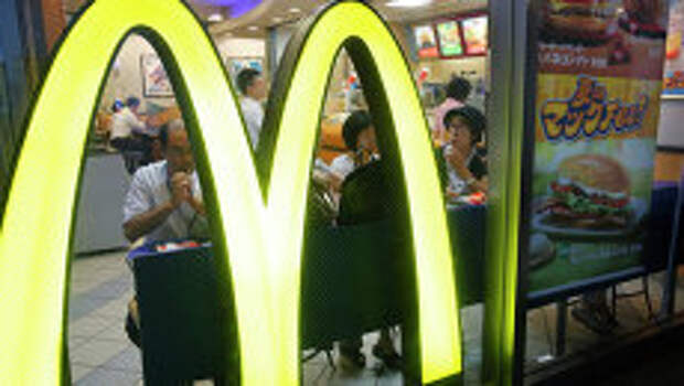 Ресторан быстрого питания McDonald's. Архивное фото Ресторан быстрого питания McDonald's. Архивное фото