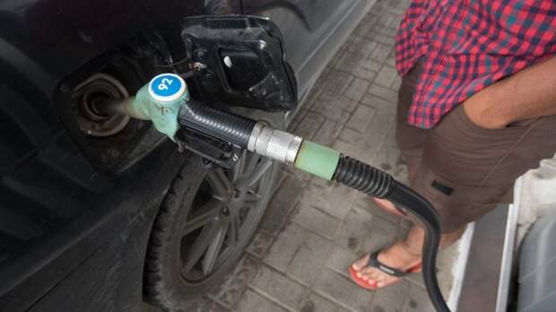 Российские нефтяные компании стали снижать цены на бензин