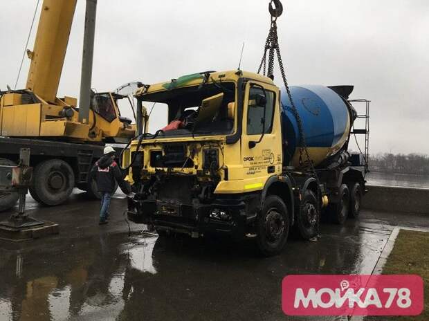 Авария дня. В Петербурге автобетономешалка упала в Неву