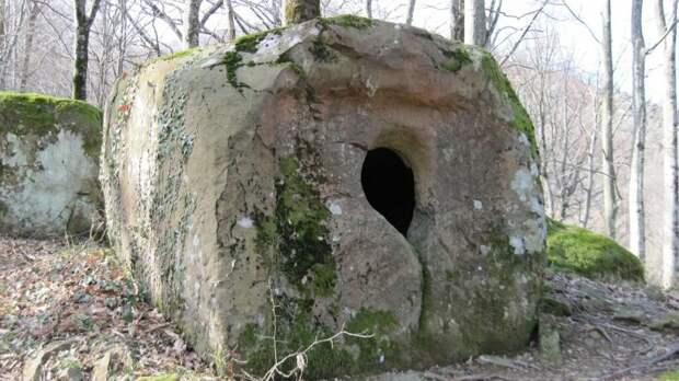 Монолитный дольмен