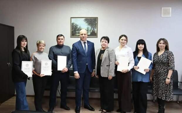 Глава Гиагинского района вручил Благодарности активным участникам Республиканского фестиваля