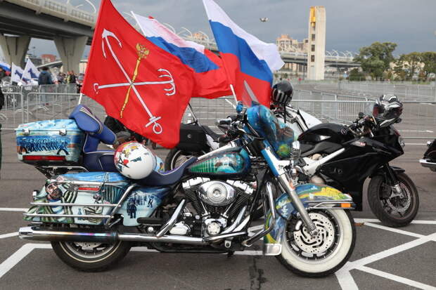 Байкеры в Петербурге проводят патриотический фестиваль и мотопарад