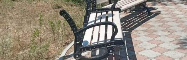 В Актау сломали вновь установленные скамейки в  парке Акбота