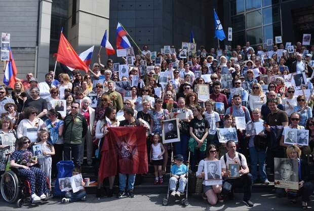 Участники акции памяти "Бессмертный полк" в преддверии празднования Дня Победы, Париж, 9 мая