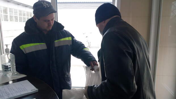 Тверские подростки разносят продукты для людей на самоизоляции