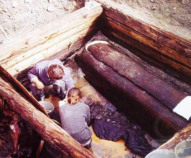 Погребальная камера с саркофагом на месте раскопок