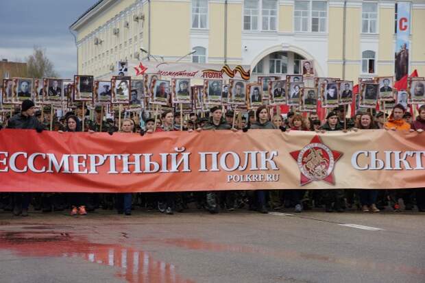 Участники акции памяти "Бессмертный полк" в День Победы, Сыктывкар, 9 мая
