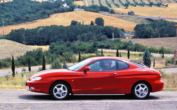 Hyundai Coupe первого поколения оснащались 4-цилиндровыми двигателями объемом 1,5 л и 2,0 л. | Фото: autocar.co.uk.