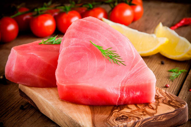 Шеф-повар Лапытов призвал при выборе тунца обращать внимание на слизистую рыбы