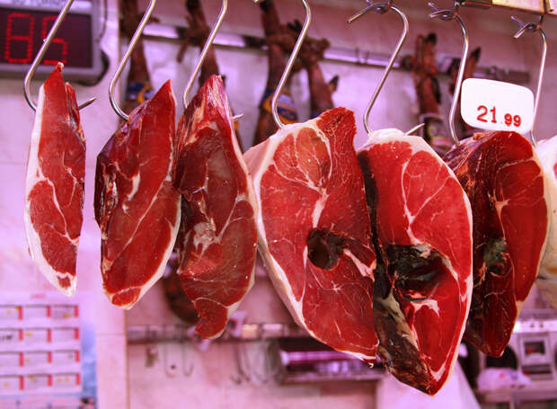 Красное мясо. В 2006 году в Чехии провели интересное исследование. Учёные взяли образцы пота у мясоедов и вегетарианцев. Аромат тела затем оценивался группой женщин, участвовавших в эксперименте. запах, продукты, факты, человек