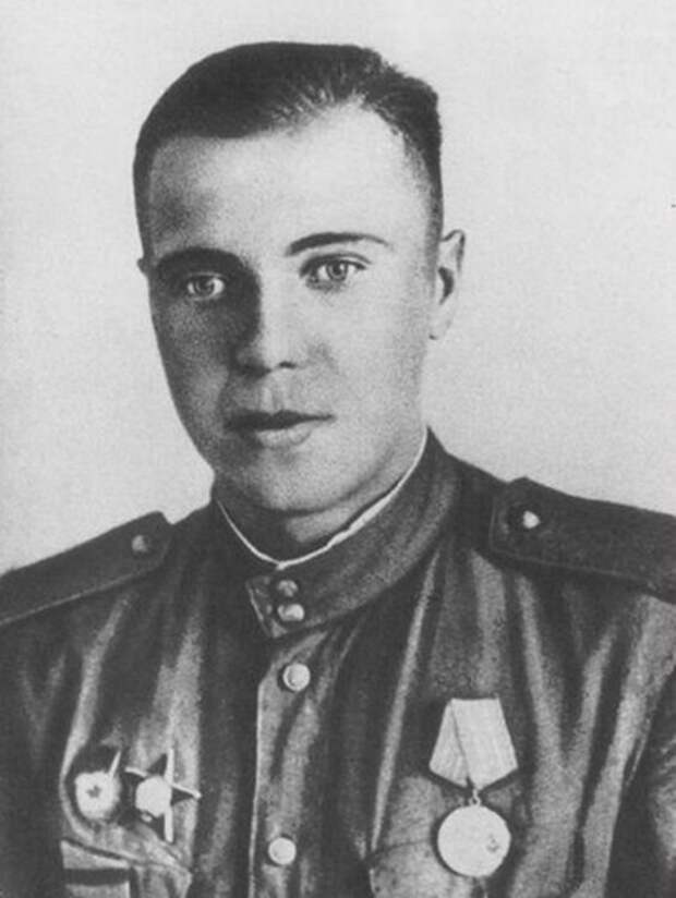 Виктор Петрович Астафьев в 1945 году. "Солдатик Астафьев" - так он сам подписал свой снимок.