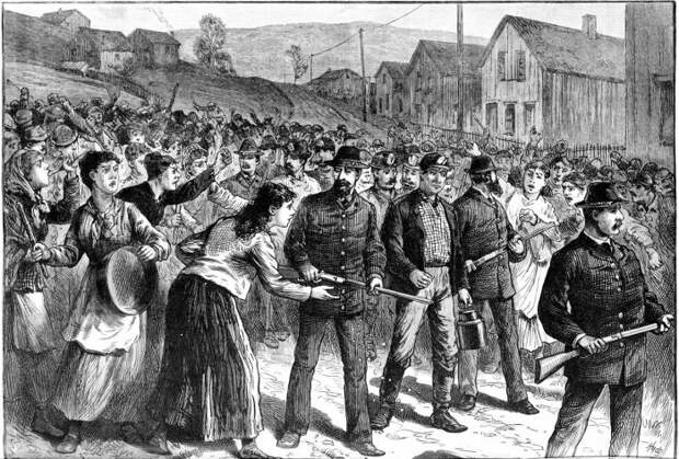 Агенты Пинкертона сопровождают позорных возвращающихся с работы штрейкбрехеров в 1884 году