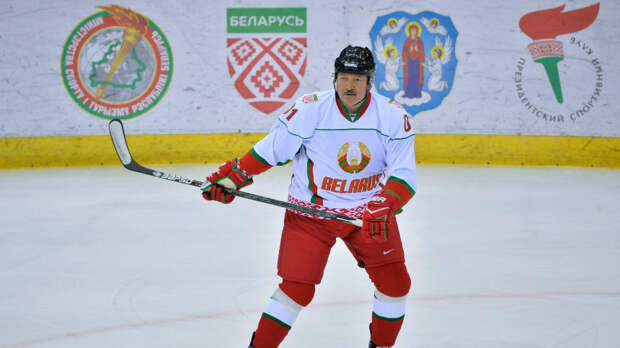 Растяжение: Лукашенко рассказал о падении во время хоккейного матча