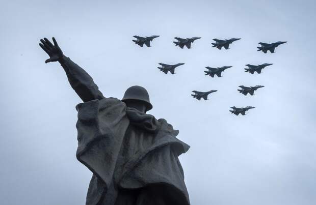 Строй &laquo;тактическое крыло&raquo; из истребителей Су-30СМ, Су-35С и бомбардировщиков Су-34 на воздушном параде Победы в Москве, 9 мая 2020 года