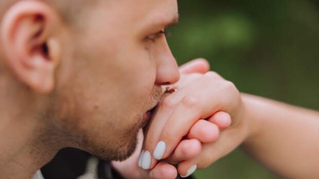 В Испании поцелуй руки без согласия признали сексуальным насилием