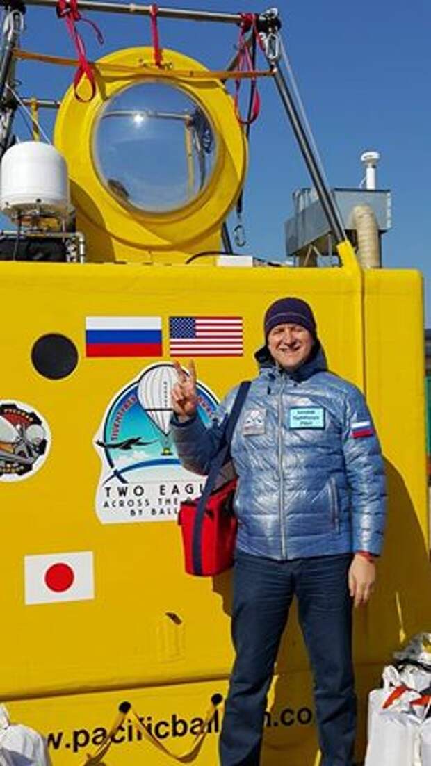 Работает живая камера, нас смотрят в 45:странах, сорок тысяч заходов на сайт за сегодня. Пилоты уехали в отель спать - и поверьте это важная часть подготовки. Сдавали медицинский тест, в графе "нервы" поставил прочерк. Крайние 2-3 часа перед стартом пилоты проведут в гондоле, скорее два, чем три - насидимся в ней ещё. Успех неизбежен, спасибо всем за поддержку!
