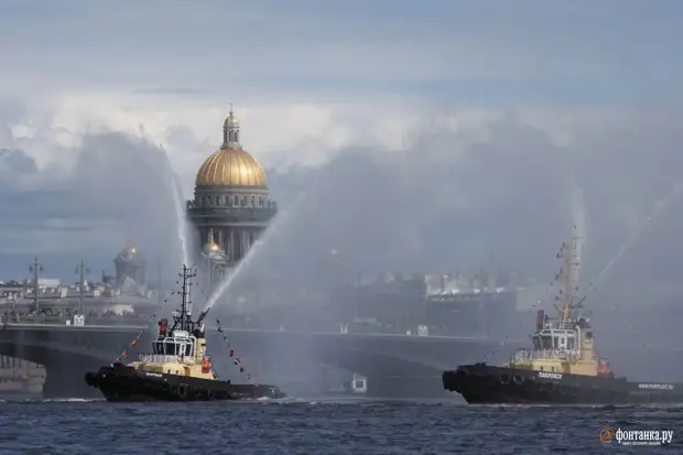 Парад «Метеоров» и вальс буксиров в Петербурге. Посмотрите, как это было
