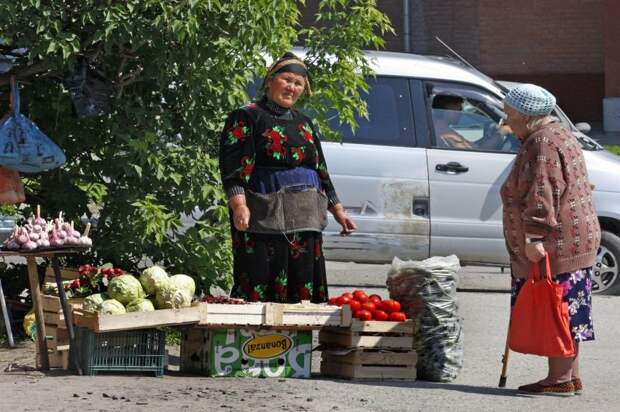 Уличная торговля часто ведется с грубейшим нарушением санитарных норм. Фото: Татьяна Кравченко/ РГ
