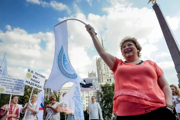 Ольга Леткова во время митинга родительской общественности 