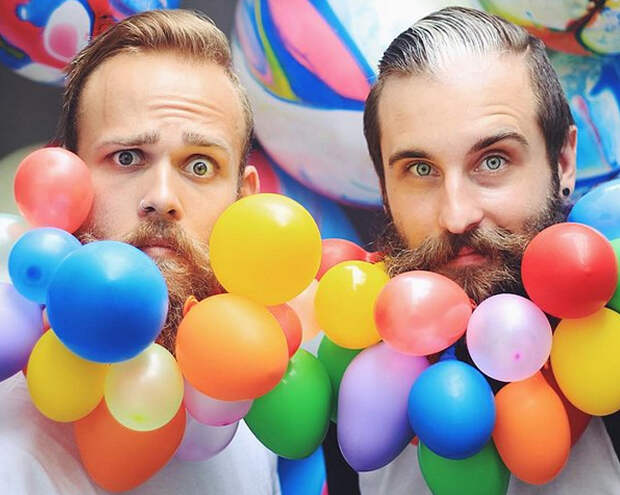 Веселая борода из разноцветных воздушных шариков.
